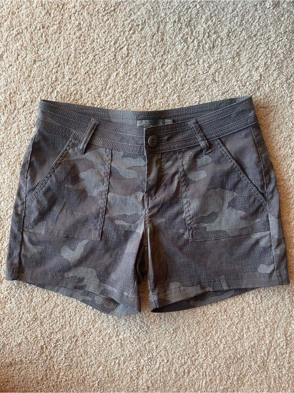 Prana Gray Black Camo Cargo Shorts Women Size 2 Hike Outdoorsy Chic Trail